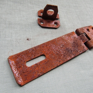 Rustikaler Vintage-Hasp & Heftklammern rustikaler Vintage alter Stil Sicherheits-Hasp und Heftklammer Latch-Verschluss-Deckenkasten-Stamm-Schrankschloss-Rost-Finish