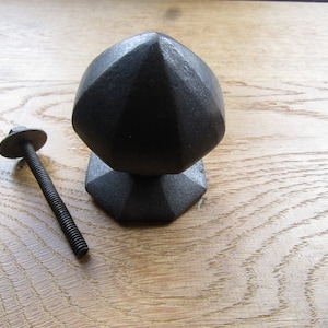 Rustikaler Mittel-Türknauf aus Eisen Ziehgriff auf Rose mittlerer Türknauf rund alt viktorianisch achteckig