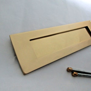 Placa para cartas de buzón victoriano con resorte de 10" x 4" de latón macizo, cubierta para placa postal, latón pulido