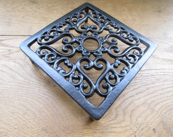 CAST IRON rustic vintage Country cottage kitchen TRIVET Hot plate stand holder kitchen worktop protector