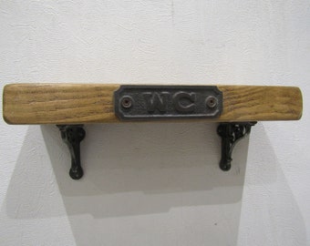 Toilettes à la main WC salle de bain étagère en bois avec fonte victorienne supports de défilement vintage Rustique Antique ciré brut scié étagère en pin scié