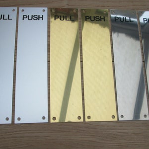 Può includere: Sei cartelli per porte, due in argento, due in ottone e due in acciaio inossidabile lucido. I cartelli recitano "PULL" e "PUSH" in lettere nere.