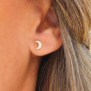 Petits clous d'oreilles lune avec zircons, mini puces d'oreilles disponibles en argent ou dorées, boucles d'oreilles femme minimaliste
