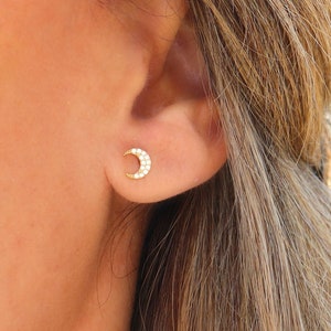 Small moon stud earrings with zircons, mini stud earrings available in silver or gold, minimalist women's earrings