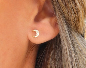 Petits clous d'oreilles lune avec zircons, mini puces d'oreilles disponibles en argent ou dorées, boucles d'oreilles femme minimaliste