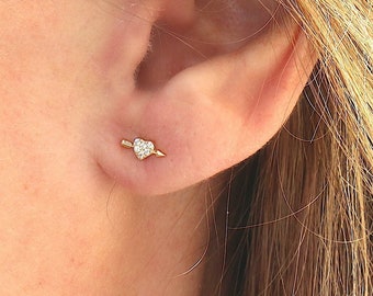 Petites boucles d'oreilles coeur flèche avec zircons, mini clous d'oreilles femme en argent ou doré style minimaliste, idées cadeaux