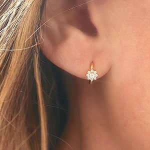 Boucles d'oreilles créoles fleur zircons blancs,petis anneaux femme argent ou doré style minimaliste, cadeaux femme image 1