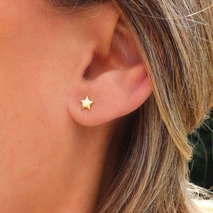 petites puces d'oreilles étoiles pour femme, mini clous d'oreilles minimalistes disponibles en argent ou dorés, cadeaux femme image 1