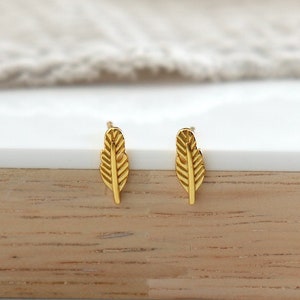 Boucles d'oreilles puces forme plumes dorées ou argent, clous d'oreilles femme minimaliste,idées cadeaux image 1