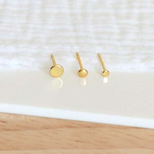 Petites boucles d'oreilles puces mini pastilles trois tailles disponibles,clous femme minimalistes en argent ou doré,vendus à la paire image 1