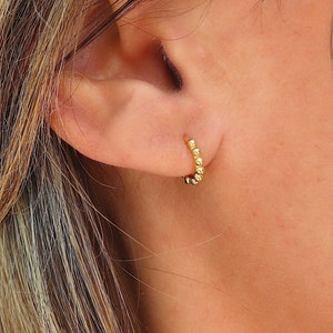 petites boucles d'oreilles créoles boules,mini cerceaux femme en argent ou doré pour un style minimaliste,cadeaux femme image 1