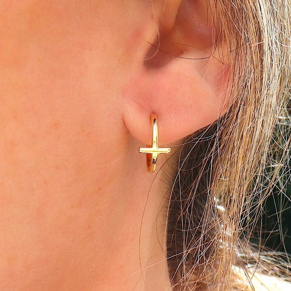 Petites boucles d'oreilles cerceaux ouverts forme croix, mini créoles femme disponibles en argent ou doré, cadeaux femme