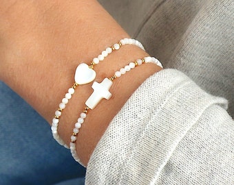 Bracelet fin croix ou coeur à choisir et perles de nacre sur élastique,bracelet femme style minimaliste,idées cadeaux