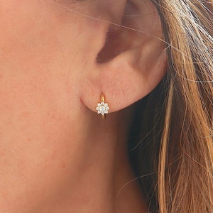Boucles d'oreilles créoles fleur zircons blancs,petis anneaux femme argent ou doré style minimaliste, cadeaux femme image 4