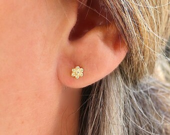 Pendientes pequeños de bolas de flores, mini pendientes de plata u oro para mujer, estilo minimalista