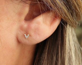 Petites puces d'oreilles forme V avec des zircons, mini boucles d'oreilles argent ou dorées, clous d'oreilles femme