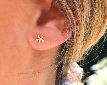 Small flower earrings, mini silver or gold stud earrings for women, minimalist earrings