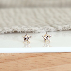 Petites puces d'oreilles étoiles avec zircons,mini clous d'oreilles femme argent ou doré style minimaliste image 1