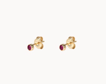 Mini puces d'oreilles zircon serti fuchsia, petites boucles d'oreilles femme argent ou doré style minimaliste, cadeaux