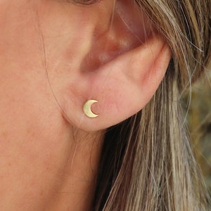 Small moon-shaped earrings, ear studs available in silver or gold, minimalist women's earrings