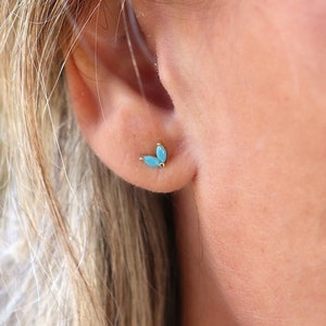 petits clous d'oreilles fleur deux pétales turquoises, mini puces d'oreilles femme argent ou doré, style minimaliste image 1
