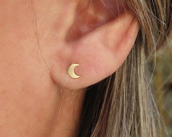 Small moon-shaped earrings, ear studs available in silver or gold, minimalist women's earrings