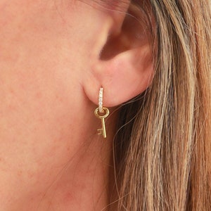 Boucles d'oreilles créoles zircons avec un pendentif clé, mini anneaux femme disponibles en argent ou doré, cadeaux image 1