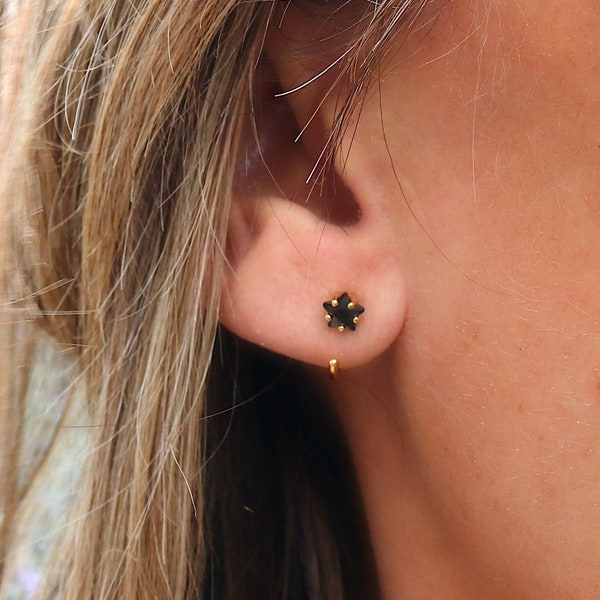 Petites boucles d'oreilles cerceaux ouverts avec zircon forme étoile,créoles femme disponibles avec étoile noire ou blanche, idées cadeaux