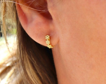 Petits cerceaux d'oreilles fleurs boules, mini créoles femme en argent ou doré style minimaliste, cadeaux femme