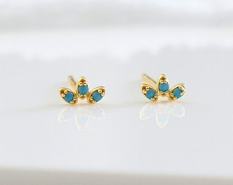 Petites boucles d'oreilles clous fleur trois pétales zircons turquoises, puces d'oreilles femme dorées style minimaliste