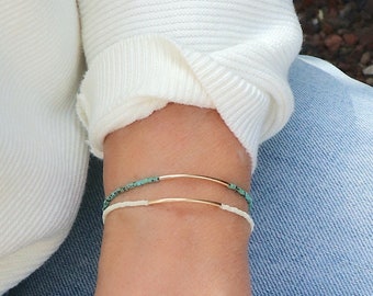 Bracelet fin élastique perles miyuki et jonc plaqué or gold filled,couleur turquoise marbrée ou crème,bracelet minimaliste