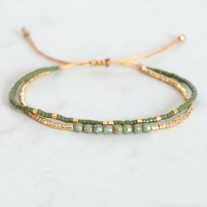 Doppelreihiges grünes Perlenarmband für Frauen, verstellbares grünes und goldenes Boho-Armband, Geschenk für Sie