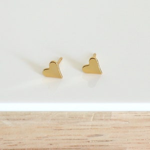 Petites boucles d'oreilles puces coeur,mini clous d'oreilles femme minimaliste disponibles en argent ou doré image 1