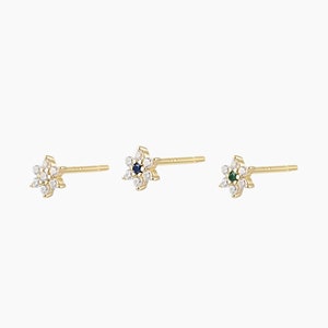 Petits clous d'oreilles fleur zircons, ces mini puces d'oreilles femme minimalistes sont disponibles en 3 couleurs, idées cadeaux image 1
