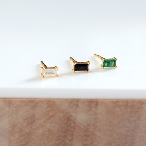 boucles d'oreilles fines zircons rectangle, puces d'oreilles couleurs de zircon à choisir, clous d'oreilles minimalistes