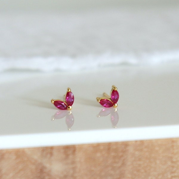 Petites puces d'oreilles fleur deux pétales rubis, mini clous d'oreilles femme en argent ou doré style minimaliste, cadeaux