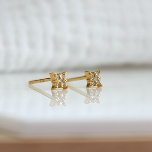 Petites boucles d'oreilles clous étoile avec zircons, puces minimalistes star, cadeau femme image 2