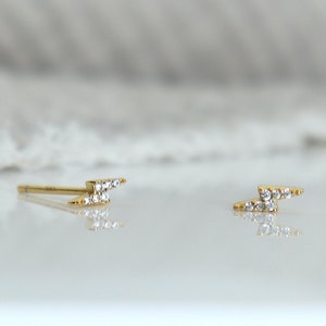 Petites puces d'oreilles éclairs avec brillants zircons, mini clous femme en argent ou doré, boucles d'oreilles minimalistes image 3