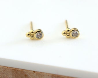 Petites boucles d'oreilles puces zircon trois boules, mini clous femme en argent ou doré style minimaliste, cadeaux femme