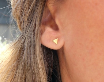Small triangle earrings for women, mini stud earrings in gold or silver, minimalist stud earrings