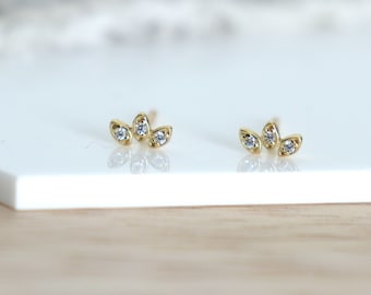 Petites boucles d'oreilles puces fleur trois pétales avec zircons, clous d'oreilles dorés femme