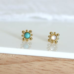 petites boucles d'oreilles puces turquoise ou nacre soleil boules,mini clous d'oreilles femme dorés style minimaliste, cadeaux image 1