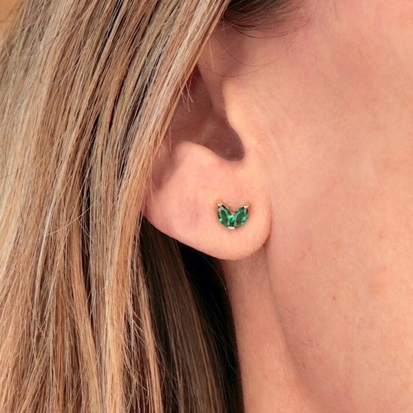 Petites puces d'oreilles deux pétales zircons verts, mini clous d'oreilles femme disponibles en argent ou en or, cadeaux pour elle