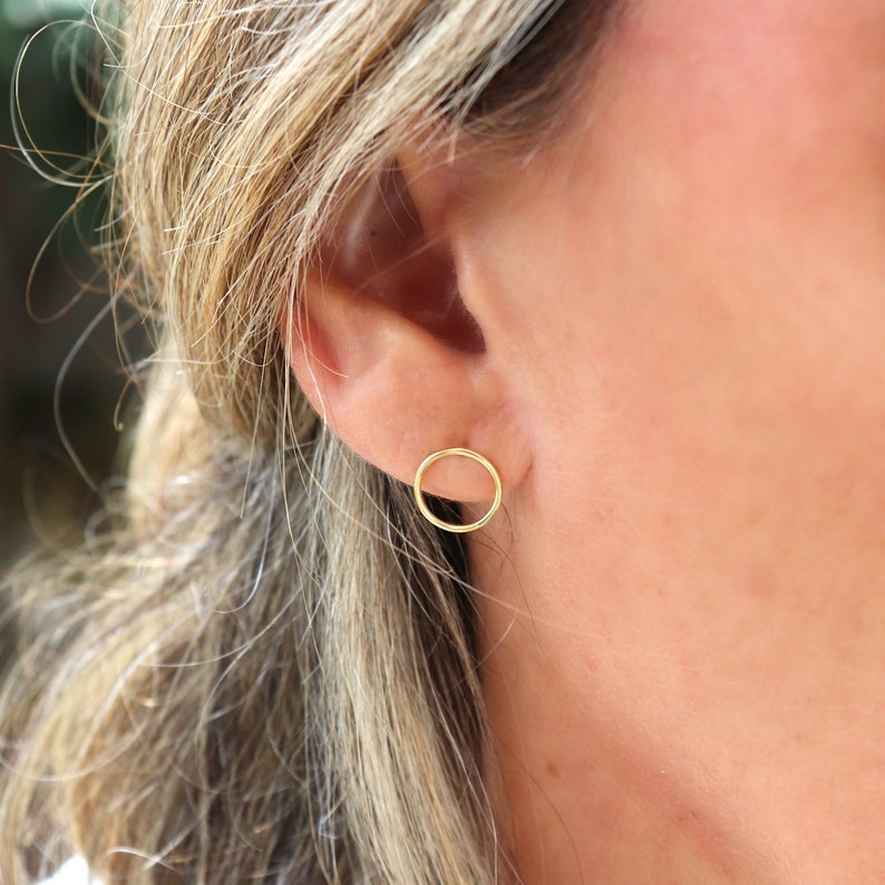 Petites boucles d'oreilles puces anneau rond, clous d'oreilles femme minimaliste en argent ou doré, cadeaux femme image 1