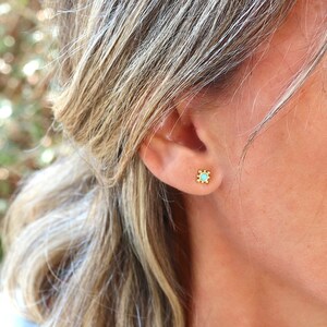 petites boucles d'oreilles puces turquoise ou nacre soleil boules,mini clous d'oreilles femme dorés style minimaliste, cadeaux image 5