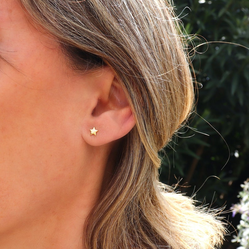 petites puces d'oreilles étoiles pour femme, mini clous d'oreilles minimalistes disponibles en argent ou dorés, cadeaux femme image 1