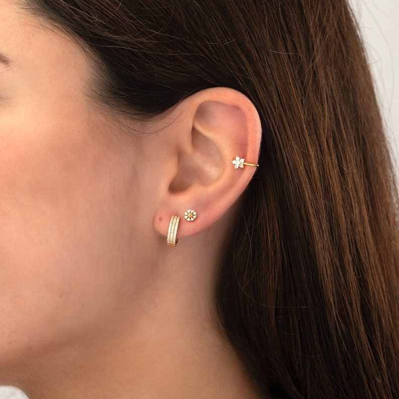 Petites boucles d'oreilles fleur avec zircon, mini clous d'oreilles femme en argent ou doré style minimaliste image 5