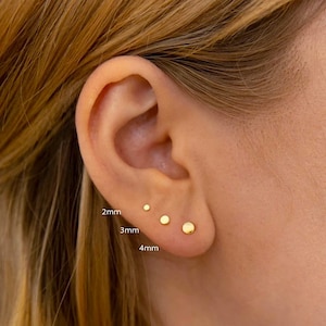 Petites boucles d'oreilles puces mini pastilles trois tailles disponibles,clous femme minimalistes en argent ou doré,vendus à la paire image 2
