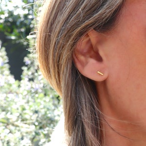 Petites puces d'oreilles barre dorée ou argent,mini clous d'oreilles minimalistes, boucles d'oreilles femme image 2