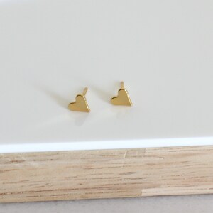 Petites boucles d'oreilles puces coeur,mini clous d'oreilles femme minimaliste disponibles en argent ou doré image 5